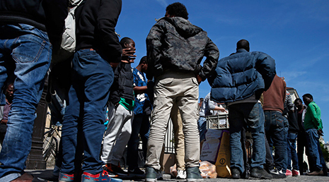 1 dead after 1,500 migrants storm Eurotunnel in France